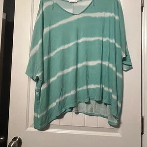 Zenana Outfitters Green and White Blouse